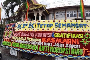 Kantor Pengadilan Negeri Pekanbaru Dikirimin Karangan Bunga, Disana Ada Tulisan Nama Kasmarni
